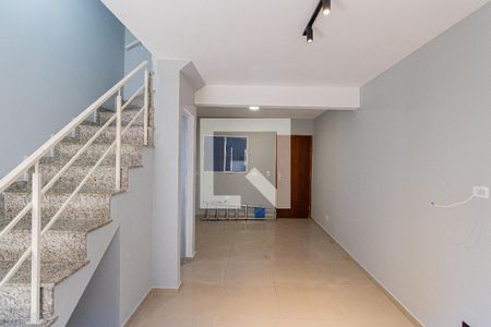 Sala e Cozinha  de casa de condomínio para alugar com 2 quartos, 59m² em Itaquera, São Paulo