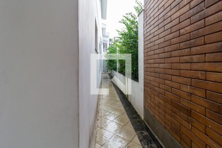 Corredor externo lateral - Casa 1 de casa à venda com 4 quartos, 200m² em Lapa de Baixo, São Paulo