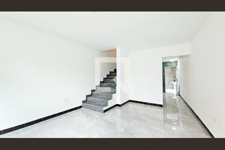 Sala de casa para alugar com 2 quartos, 77m² em Jardim Consorcio, São Paulo