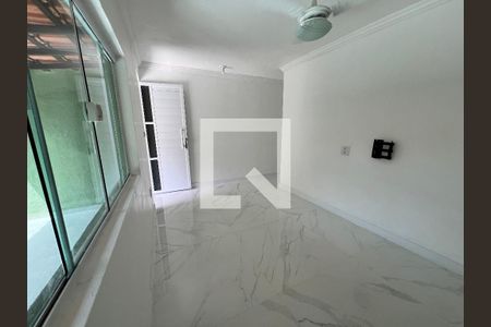 Sala de casa de condomínio para alugar com 1 quarto, 90m² em Jacarepaguá, Rio de Janeiro