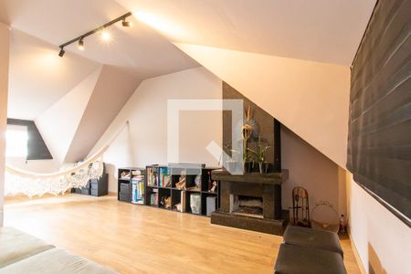 Sala de TV de casa de condomínio para alugar com 4 quartos, 158m² em Pinheirinho, Curitiba