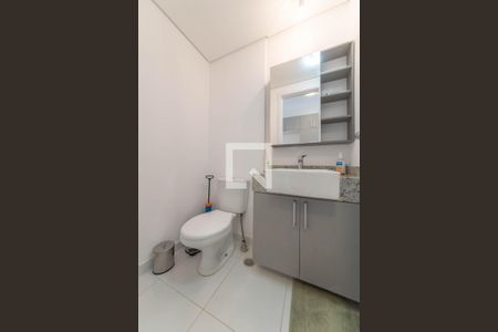 Banheiro de kitnet/studio para alugar com 1 quarto, 28m² em Jardim das Acacias, São Paulo