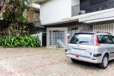 Garagem Frente de casa para alugar com 3 quartos, 350m² em Pacaembu, São Paulo