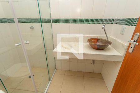 Banheiro social de casa de condomínio à venda com 3 quartos, 215m² em Centro, Diadema