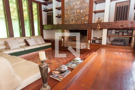 sala da lareira de casa de condomínio à venda com 3 quartos, 450m² em A Definir Em Campo, Nova Lima