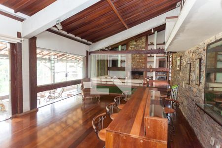 sala  de casa de condomínio à venda com 3 quartos, 450m² em A Definir Em Campo, Nova Lima