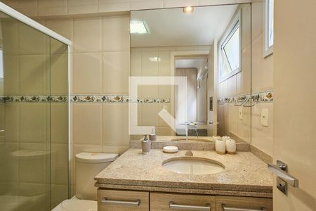 Banheiro da Suíte 1 de apartamento para alugar com 4 quartos, 140m² em Balneário Cidade Atlântica, Guarujá