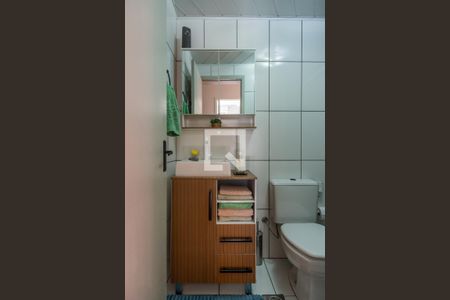 Banheiro de apartamento à venda com 2 quartos, 52m² em Vila Nova, Porto Alegre