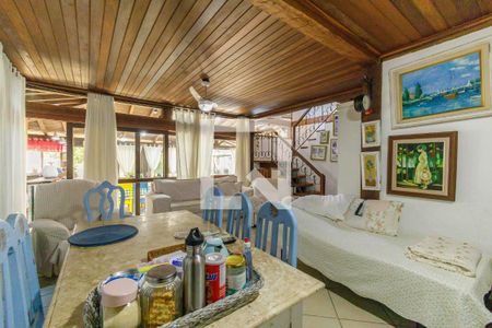 Sala de casa de condomínio à venda com 3 quartos, 260m² em Vargem Pequena, Rio de Janeiro