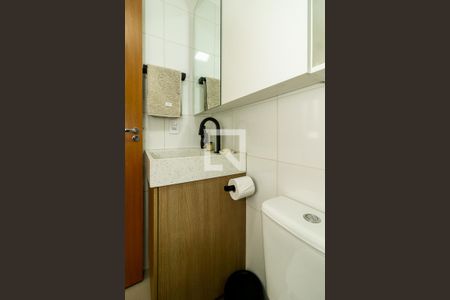 Banheiro de apartamento à venda com 2 quartos, 45m² em Morro Santana, Porto Alegre