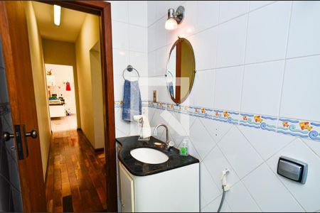 Banheiro social/ casa1 de casa à venda com 5 quartos, 300m² em Sagrada Família, Belo Horizonte