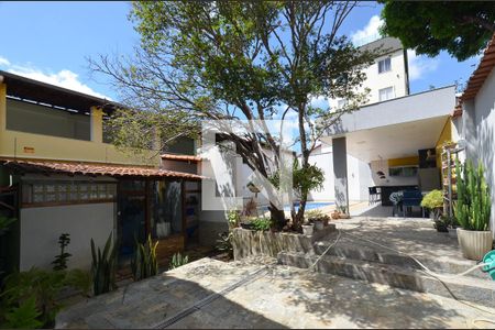 Quintal de casa à venda com 5 quartos, 300m² em Sagrada Família, Belo Horizonte