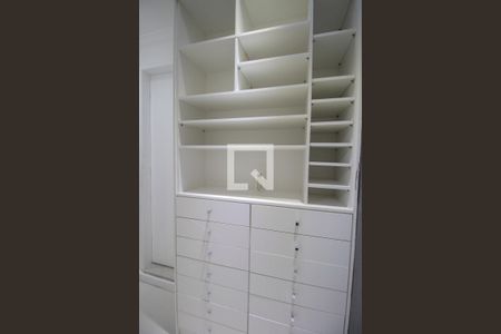 Closet de casa para alugar com 3 quartos, 240m² em Camarão, São Gonçalo