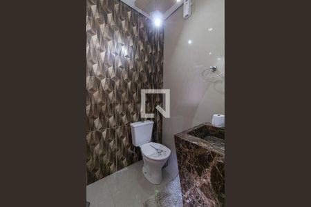 Banheiro de serviço de casa à venda com 4 quartos, 300m² em Umuarama, Osasco