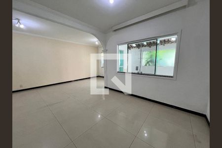 Sala de casa de condomínio para alugar com 4 quartos, 254m² em Taquara, Rio de Janeiro