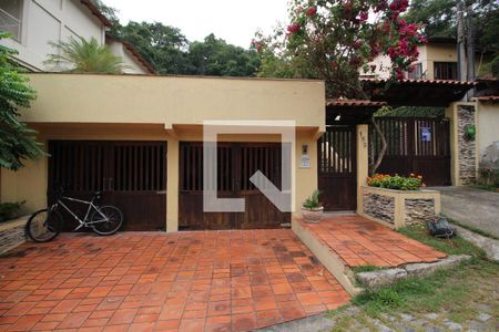 Fachada com placa Quinto Andar de casa de condomínio à venda com 4 quartos, 428m² em Taquara, Rio de Janeiro
