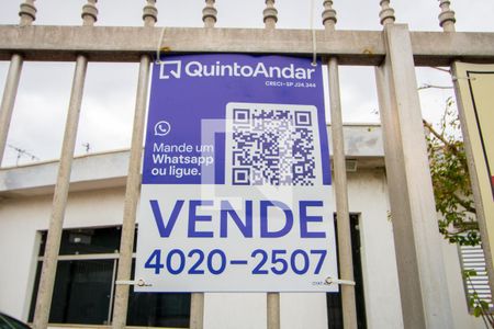 Plaquinha instalada na fachada de casa à venda com 3 quartos, 250m² em Vila Scarpelli, Santo André