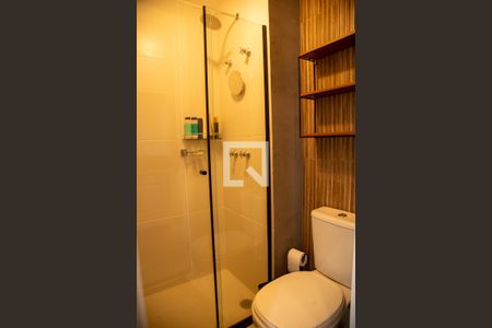 Banheiro de kitnet/studio para alugar com 1 quarto, 20m² em Jardim das Acacias, São Paulo