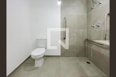 Banheiro de kitnet/studio para alugar com 1 quarto, 25m² em Butantã, São Paulo