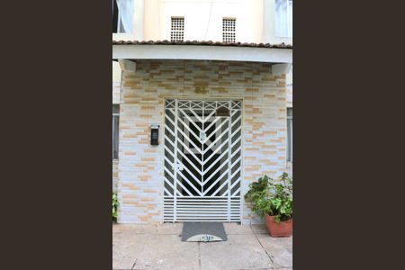 Fachada do bloco. de apartamento para alugar com 2 quartos, 44m² em Jardim Cristal, São Paulo