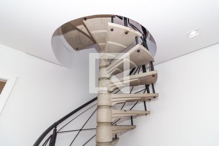 Escada de apartamento para alugar com 4 quartos, 200m² em Vila Hamburguesa, São Paulo