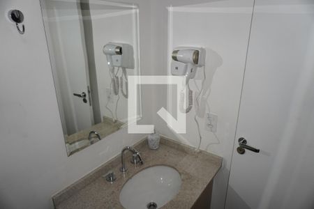 Banheiro de kitnet/studio à venda com 1 quarto, 30m² em Pinheiros, São Paulo