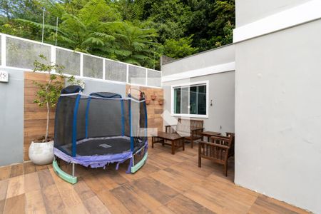 Quintal de casa à venda com 3 quartos, 192m² em Partenon, Porto Alegre