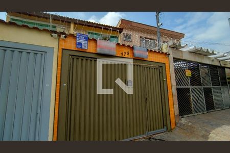 Fachada + Placa de casa à venda com 3 quartos, 128m² em Vila Invernada, São Paulo