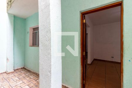 Corredor de Entrada / Quintal de casa para alugar com 2 quartos, 90m² em Vila Carbone, São Paulo