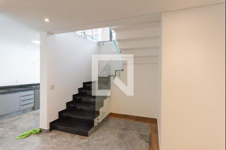 Escada de casa de condomínio para alugar com 5 quartos, 380m² em Swiss Park, Campinas