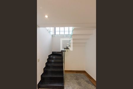 Escada de casa de condomínio para alugar com 5 quartos, 380m² em Swiss Park, Campinas