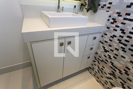 Banheiro de apartamento à venda com 2 quartos, 79m² em Vila Carrão, São Paulo