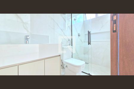 Banheiro da Suíte 2 de casa de condomínio à venda com 4 quartos, 384m² em Alphaville Vespasiano, Vespasiano