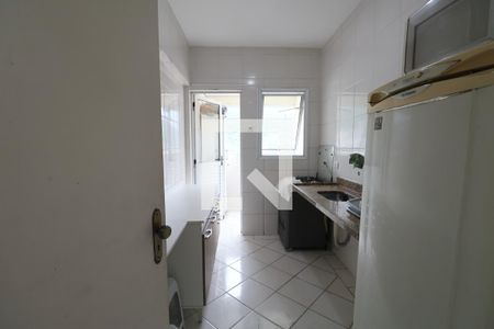 Cozinha de apartamento para alugar com 2 quartos, 60m² em Jardim Vitoria, Guarujá
