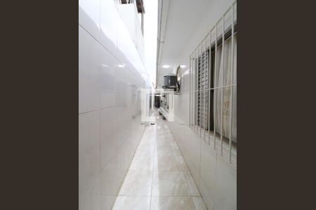 Corredor Lateral de casa à venda com 2 quartos, 140m² em Vila Nivi, São Paulo