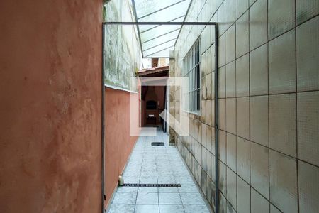 Corredor lateral de casa para alugar com 2 quartos, 117m² em Guilhermina, Praia Grande