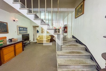 Escada de casa para alugar com 3 quartos, 190m² em Pinheiros, São Paulo