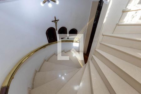 Escadas Acesso de casa para alugar com 6 quartos, 720m² em Jardim Campo Grande, São Paulo