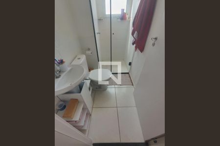 Banheiro de apartamento para alugar com 2 quartos, 42m² em Arvoredo Ii, Contagem