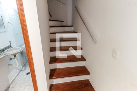 Escada acesso quartos de casa de condomínio à venda com 2 quartos, 84m² em Jardim Umarizal, São Paulo