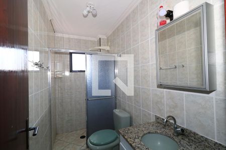 Banheiro de apartamento para alugar com 1 quarto, 54m² em Guilhermina, Praia Grande