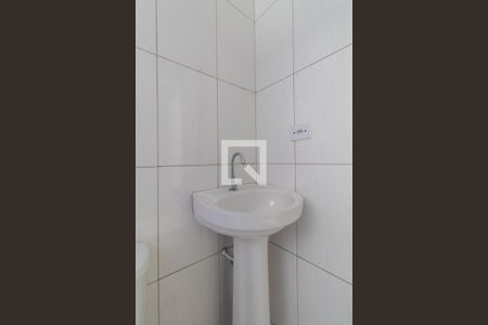 Banheiro de casa de condomínio à venda com 2 quartos, 70m² em Vila Carmosina, São Paulo