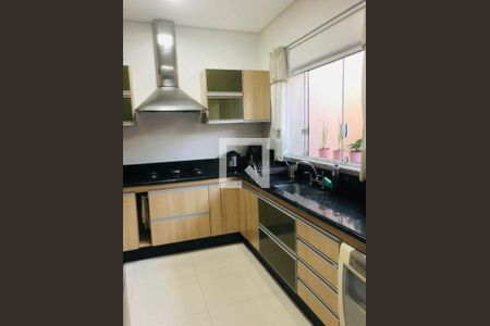 Casa à venda com 3 quartos, 220m² em Vila Invernada, São Paulo