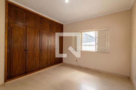 Quarto 2 de casa à venda com 8 quartos, 270m² em Vila Angelino Rossi, Campinas