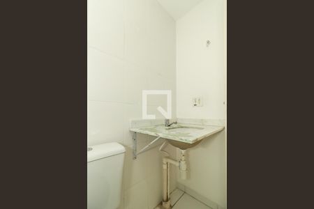 Banheiro de apartamento à venda com 2 quartos, 50m² em Jardim Itu, Porto Alegre