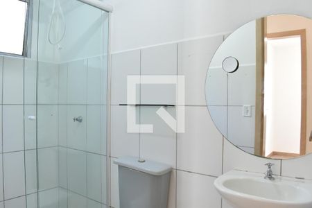 Banheiro de apartamento para alugar com 2 quartos, 42m² em Santa Cândida, Curitiba