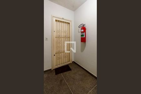 Porta do imóvel de apartamento à venda com 2 quartos, 76m² em Cristal, Porto Alegre