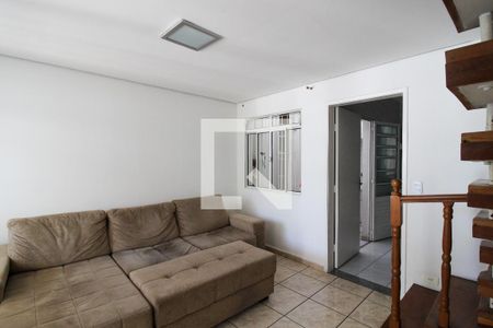 Sala de casa de condomínio para alugar com 2 quartos, 81m² em Jardim Ivana, São Paulo