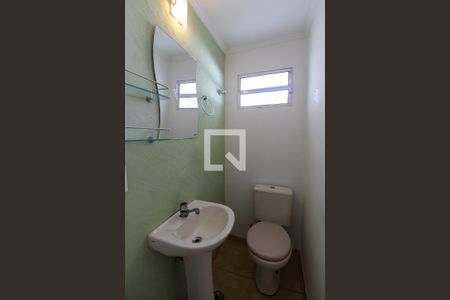 Lavabo de casa de condomínio para alugar com 2 quartos, 81m² em Jardim Ivana, São Paulo