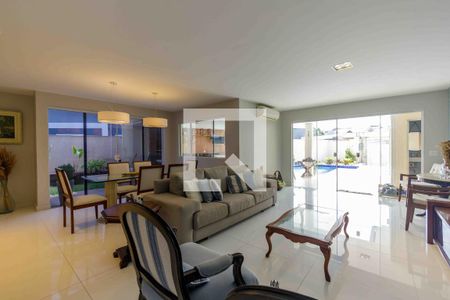 Sala de casa de condomínio para alugar com 5 quartos, 300m² em Recreio dos Bandeirantes, Rio de Janeiro